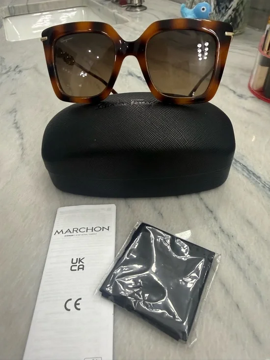 Salvatore Ferragamo Women's Sunglasses
With Gold Gancini temple  New in case - Picture 10 of 10